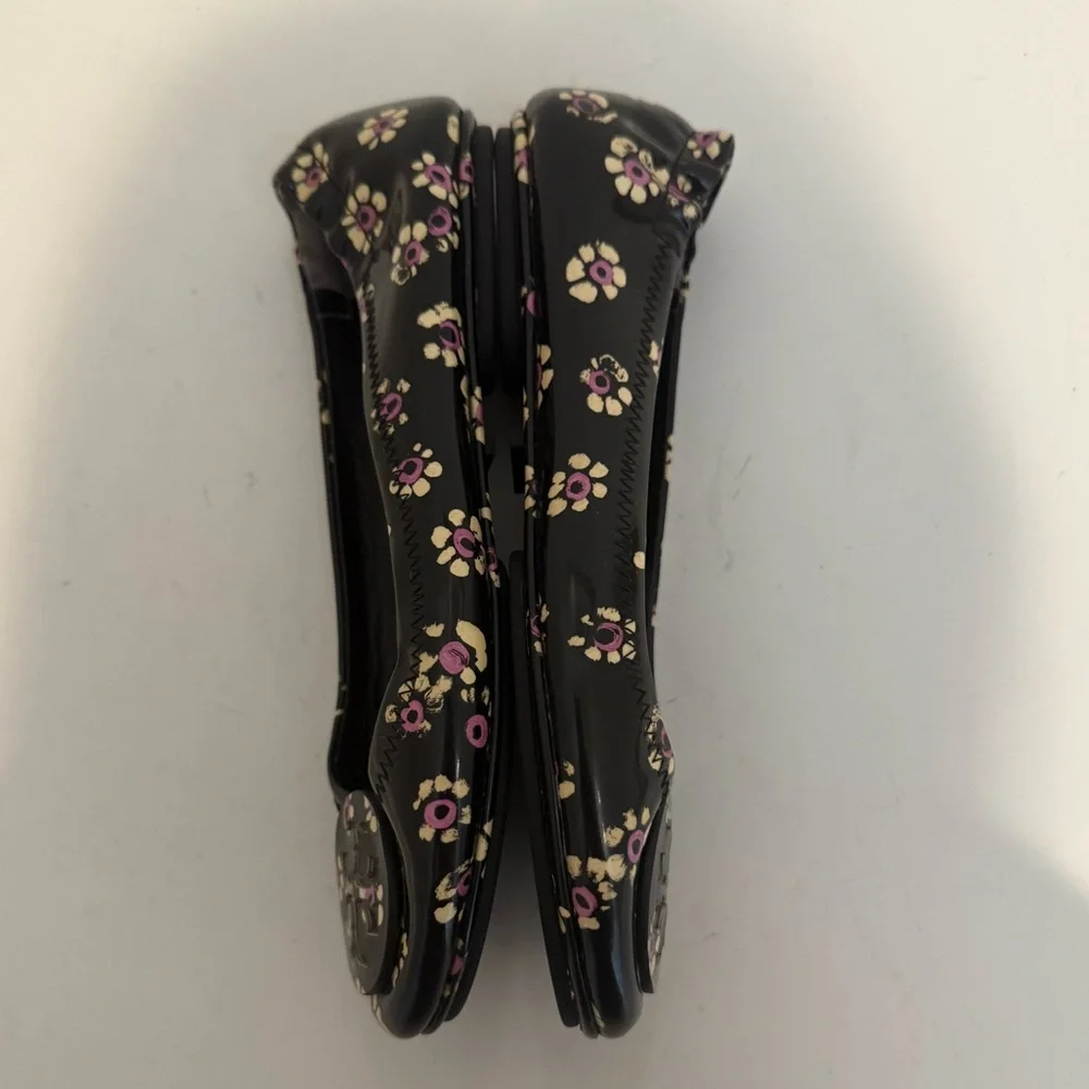 TORY BURCH Minnie Travel Logo Ballet Flats Black Pink Stamped Floral Size 6